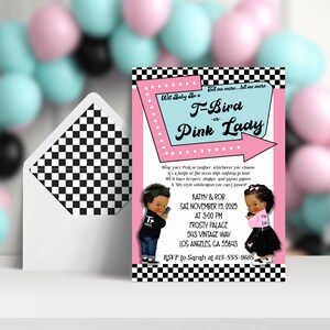 Może przedstawiać: Różowe i niebieskie retro zaproszenie na baby shower z szachownicowym tłem. Zaproszenie zawiera kreskówkową ilustrację chłopca i dziewczynki ubranych w ubrania w stylu lat 50. Tekst brzmi "Will Baby Be a J-Bird or Pink Lady?" i zawiera datę, godzinę i miejsce wydarzenia.