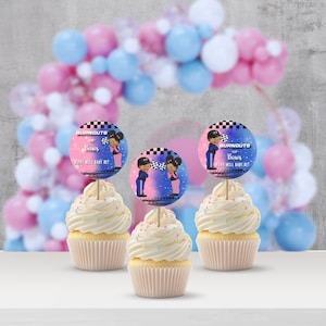 Puede incluir: Tres cupcakes con glaseado azul y rosa y chispas de colores. Cada cupcake tiene una tapa redonda de papel de colores con un diseño a cuadros en blanco y negro y el texto "Burnouts or Boys What will baby be?"