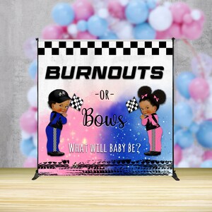 Puede incluir: Un telón de fondo para una fiesta de revelación de género con una línea de meta a cuadros, un cielo azul y rosa, y el texto "Burnouts -o- Bows What Will Baby Be?" Dos bebés de dibujos animados, uno en azul y otro en rosa, sostienen banderas a cuadros.