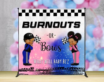 Puede incluir: Un telón de fondo para una fiesta de revelación de género con una línea de meta a cuadros, un cielo azul y rosa, y el texto "Burnouts -o- Bows What Will Baby Be?" Dos bebés de dibujos animados, uno en azul y otro en rosa, sostienen banderas a cuadros.