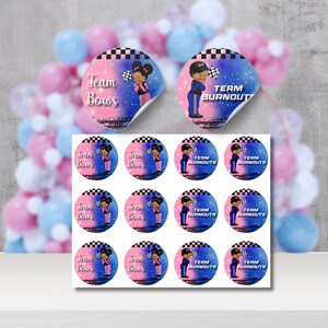 Puede incluir: Doce pegatinas redondas con fondo rosa y azul. Cada pegatina presenta una ilustración de dibujos animados de un niño con un traje de carreras y sosteniendo una bandera a cuadros. Las pegatinas alternan entre el texto "Team Bows" y "Team Burnouts".