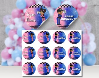Puede incluir: Doce pegatinas redondas con fondo rosa y azul. Cada pegatina presenta una ilustración de dibujos animados de un niño con un traje de carreras y sosteniendo una bandera a cuadros. Las pegatinas alternan entre el texto "Team Bows" y "Team Burnouts".