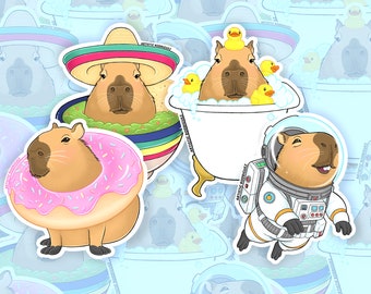 Peut inclure: Un ensemble de quatre autocollants représentant des capybaras dans différents scénarios. Un capybara porte un sombrero et mange du guacamole, un autre est dans un bain avec des canards en caoutchouc, un autre porte un beignet et le dernier est un astronaute flottant dans l'espace.