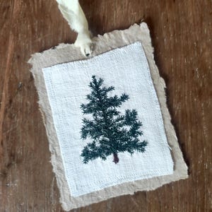 Bestickter Weihnachtskranz – Handgemacht auf cremefarbenem Baumwollstoff, rustikale Weihnachtskarte, Cottagecore Weihnachts-Briefpapier