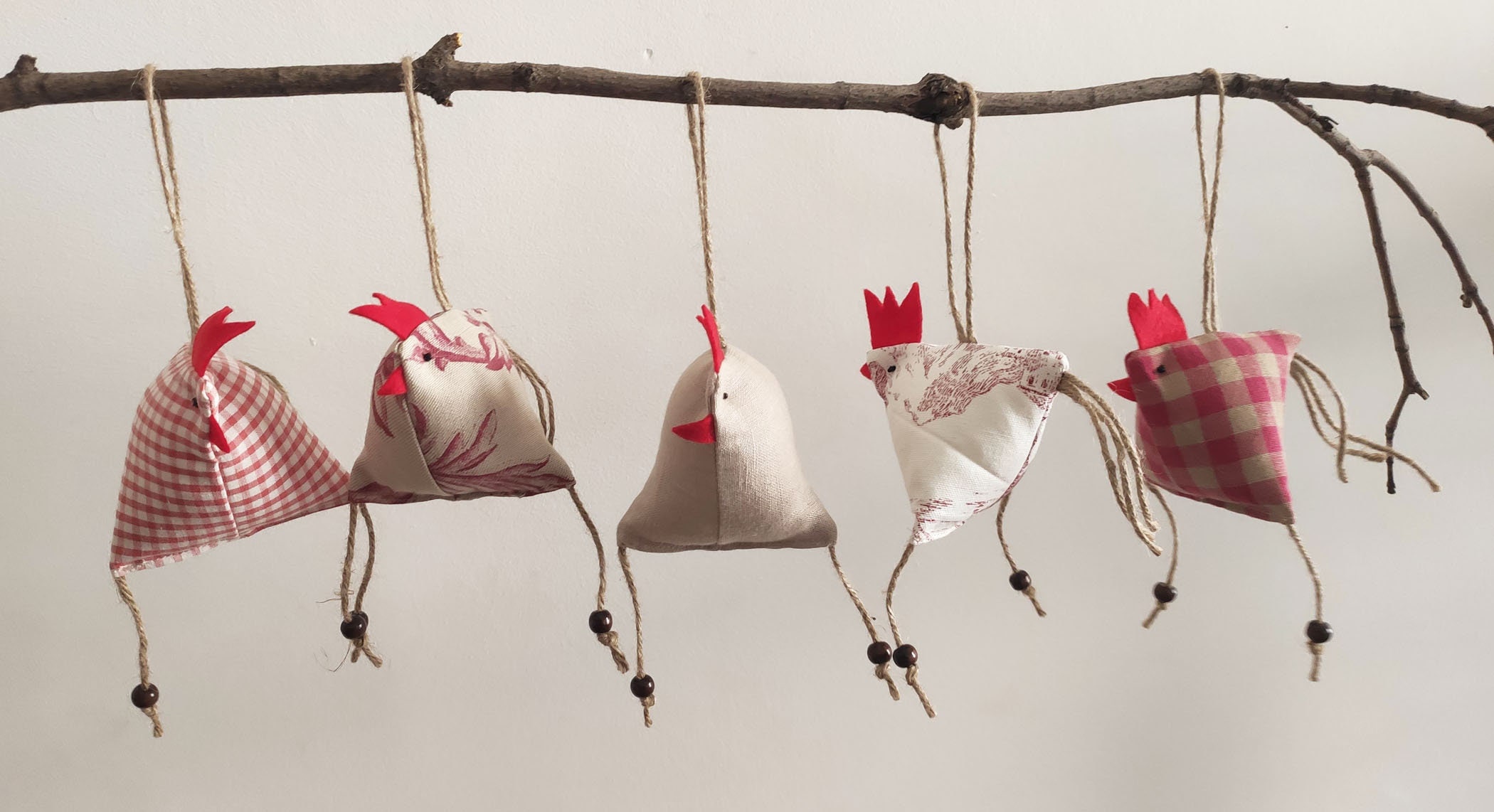 Décoration de Poulet Tissu Cru Suspendue, Beige/Rouge, Printemps, Pâques, Laura Ashley