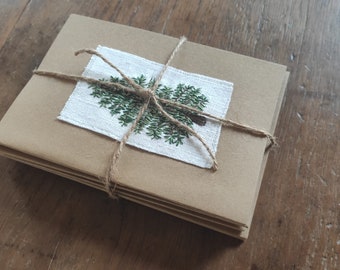 Cartes de sapin de Noël brodées à la main sur du lin français vintage