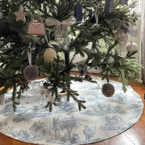 Vintage-Inspired Toile de Jouy Christmas Tree Skirt with Lining