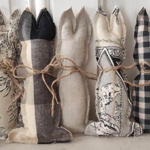 Decor boerderij paashaas – Laura Ashley-stof, vintage lavendelkonijn, shabby-chique lentedecoratie, cottagecore-stijl