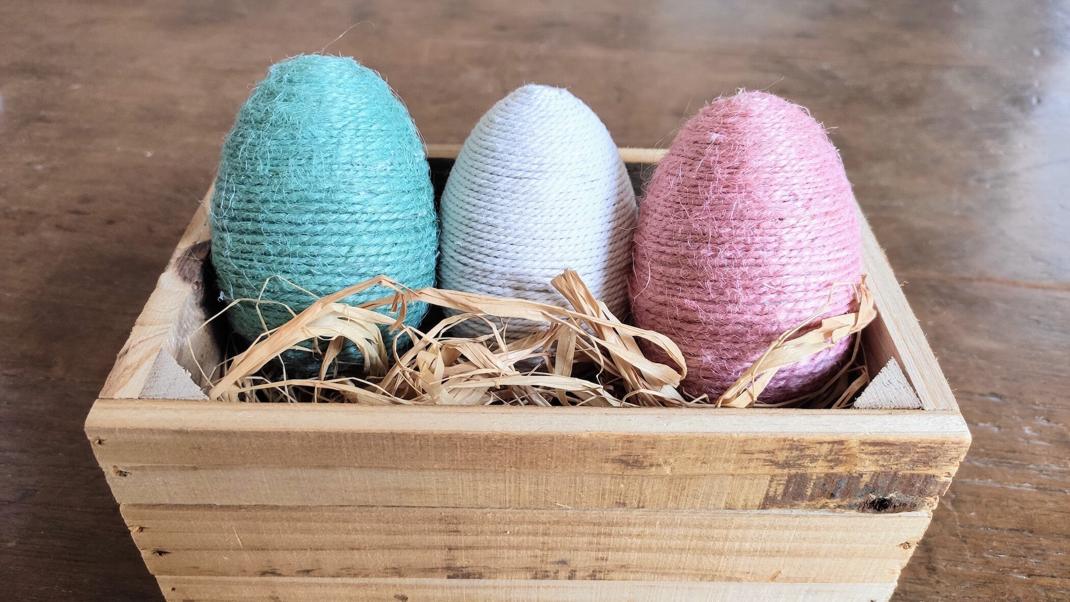 Roses, Verts, Blancs Enveloppés de Ficelle, Décoration Ferme, Panier Pâques, Ornement