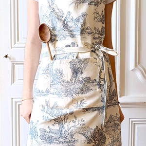 Personligt Toile de Jouy-förkläde: Broderat monogram, franskt lantkök