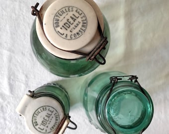 bouteilles de conserve vertes vintage françaises, décor de ferme