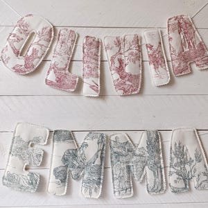 Banderines personalizados con nombre en Toile de Jouy, azul, rojo y verde