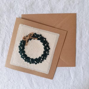 Gestickte Weihnachtskarte – Handgemacht auf cremefarbenem Baumwollstoff, rustikale Weihnachtskarte, Cottagecore Weihnachts-Briefpapier