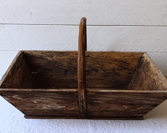 Cesta de verduras rústica auténtica de estilo vintage, trucha