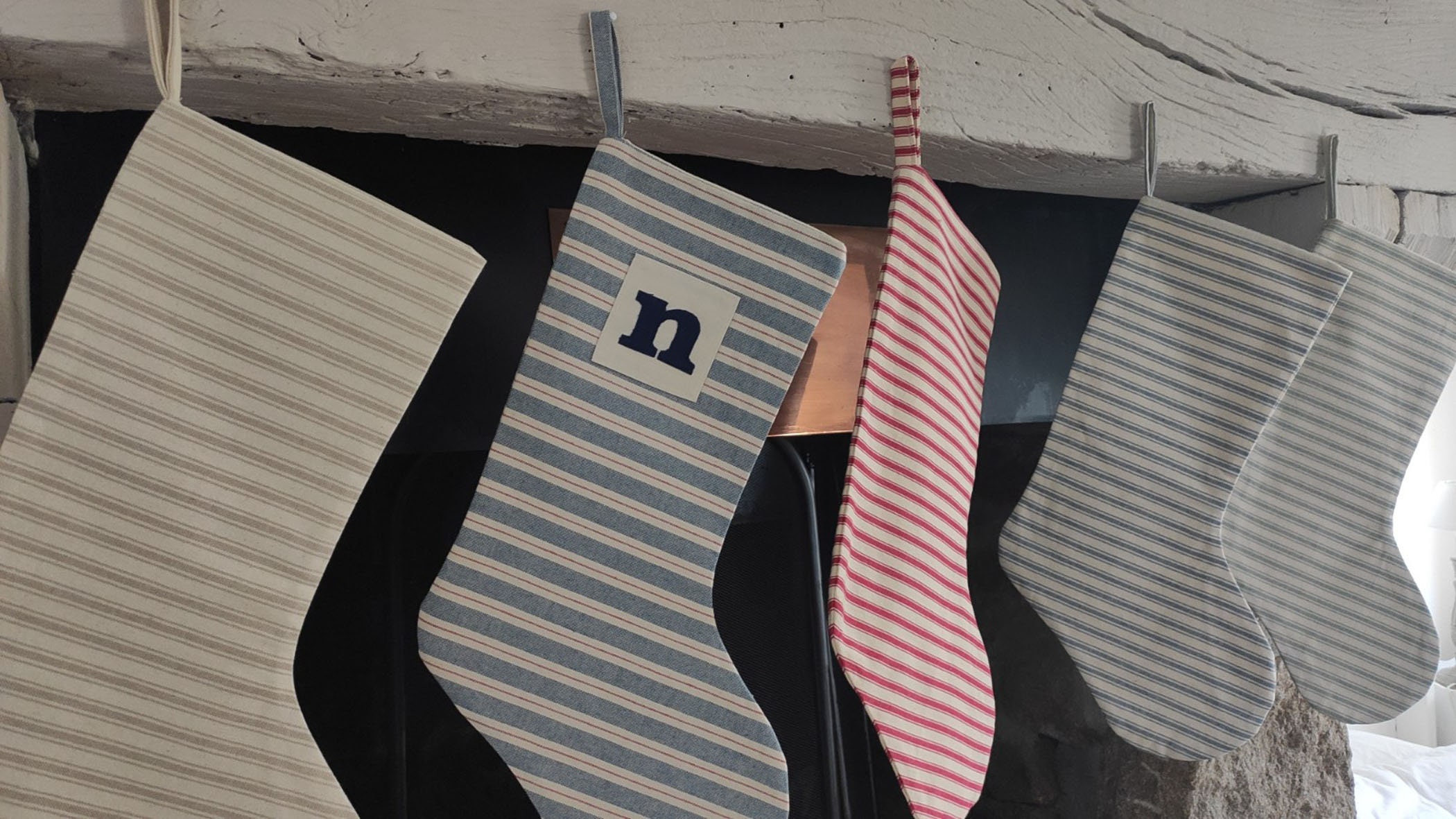 Bas de Noël à La Ferme en Tic-Tac Rayé - Rouge, Bleu, Vert, Beige Décor Vacances, Ensemble Familial