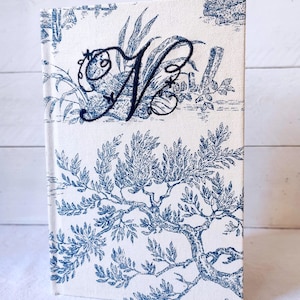 Frans notitieboekje met toile de jouy met stof, monogram, rood, blauw, groen, A5, dagboek, hardcover, briefpapier