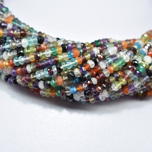 Könnte beinhalten: Eine Strähne aus bunten Edelsteinperlen, darunter Amethyst, Karneol, Aquamarin und mehr. Die Perlen sind facettiert und haben verschiedene Formen und Größen.