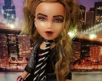 レナ、ブラッツ人形をロックスタイルにリペイント