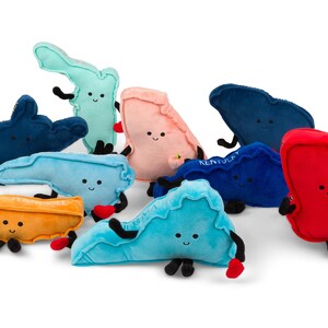 K&ouml;nnte beinhalten: Eine Sammlung von Pl&uuml;schtieren in Form von Bundesstaaten, jedes mit einem l&auml;chelnden Gesicht, Armen und Beinen. Die Spielzeuge sind in verschiedenen Farben erh&auml;ltlich, darunter Blau, Rot und Gelb. Einige haben Text.