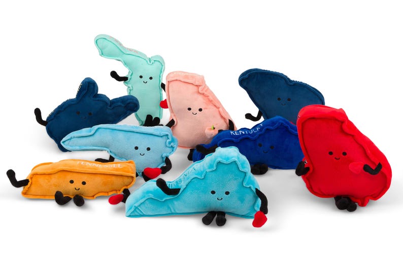 K&ouml;nnte beinhalten: Eine Sammlung von Pl&uuml;schtieren in Form von Bundesstaaten, jedes mit einem l&auml;chelnden Gesicht, Armen und Beinen. Die Spielzeuge sind in verschiedenen Farben erh&auml;ltlich, darunter Blau, Rot und Gelb. Einige haben Text.