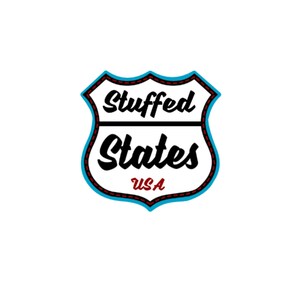 Puede incluir: Un gr&aacute;fico blanco en forma de escudo con un borde negro, un contorno azul y costuras rojas. Las palabras "Stuffed States" est&aacute;n en escritura negra sobre "USA" en rojo, todo sobre un fondo blanco.