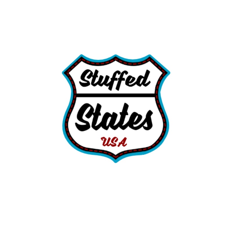 Puede incluir: Un gr&aacute;fico blanco en forma de escudo con un borde negro, un contorno azul y costuras rojas. Las palabras "Stuffed States" est&aacute;n en escritura negra sobre "USA" en rojo, todo sobre un fondo blanco.