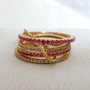 Anillo apilable entrelazado de plata con rubíes y diamantes, anillo minimalista de oro, regalo para el Día de la Madre. imagen 10