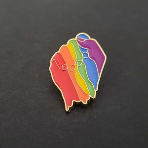 Pin's poing rainbow flag enamel alfiler spillette stift poing rainbow flag
