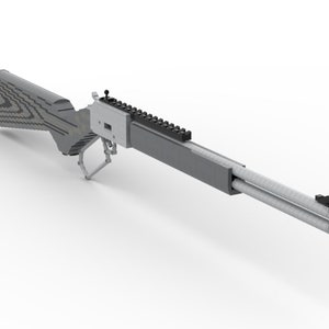 Pode incluir: Um rifle de ação de alavanca prateado e preto com coronha de madeira. O rifle tem uma luneta e um cano preto.