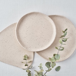 Speckled Ceramic Plates for Food Photography – Matte Clay Set for High-Key Shots – Triangle, Salad & Dessert Plate Props