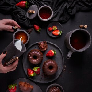 Théière noire faite à la main avec poignée en bois, Théière décorative pour la photographie de natures mortes, Théière en céramique pour la photographie culinaire image 9