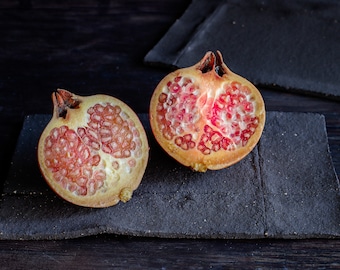 Vassoi neri rustici opachi per uno stile culinario, piatti in gres per foto low key, oggetti di scena per servizi fotografici, oggetti di scena neri per servizi fotografici