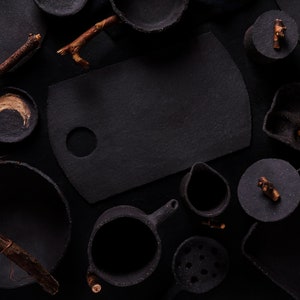 Teiera nera fatta a mano con manico in legno, teiera decorativa per fotografie di still life, teiera in ceramica per fotografie di cibo immagine 4