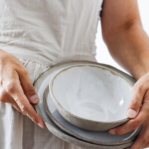 Service de vaisselle en céramique avec glaçure blanche, service de vaisselle rustique, assiettes rustiques en grès, vaisselle à finition brillante pour ferme image 4