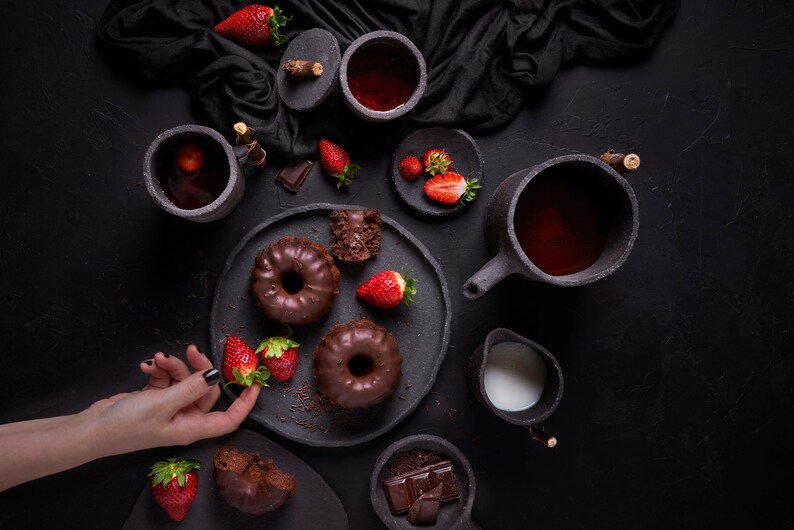 Théière noire faite à la main avec poignée en bois, Théière décorative pour la photographie de natures mortes, Théière en céramique pour la photographie culinaire image 5