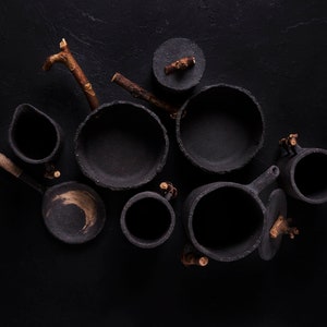 Teiera nera fatta a mano con manico in legno, teiera decorativa per fotografie di still life, teiera in ceramica per fotografie di cibo immagine 2