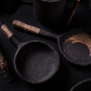 Set di mestoli in ceramica rustica fatti a mano: fotografia di cibo e arredamento per la casa