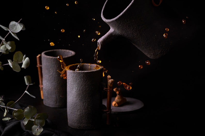 Teiera nera fatta a mano con manico in legno, teiera decorativa per fotografie di still life, teiera in ceramica per fotografie di cibo immagine 10