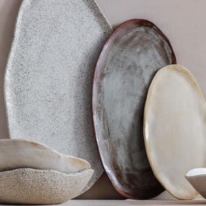 Handgemaakte ovale schalen van aardewerk, matwitte keramische serveerschalen