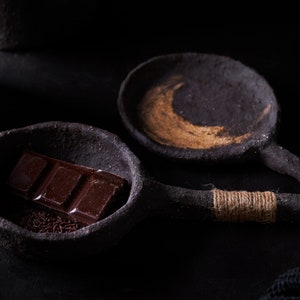 Rustic Black Clay Ladle Set: Stoneware Cooking Pot with Wood Lid, Photography Props