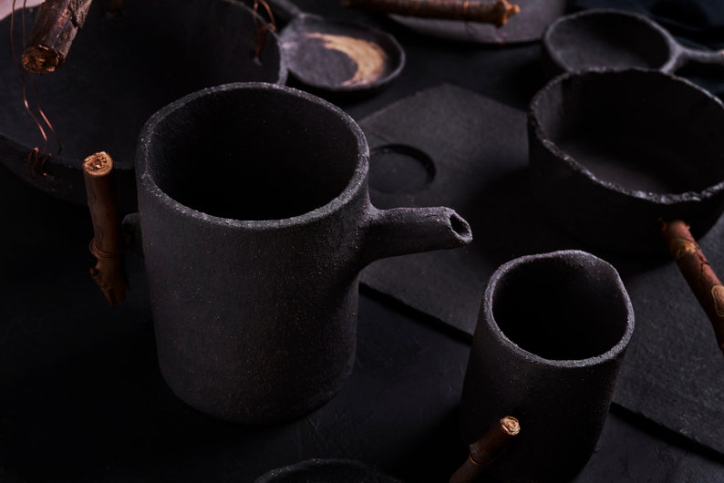 Teiera nera fatta a mano con manico in legno, teiera decorativa per fotografie di still life, teiera in ceramica per fotografie di cibo immagine 8