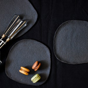 Conjunto de 3 pratos de sobremesa texturizados em preto fosco, feitos à mão para fotografia culinária, formatos exclusivos, perfeitos para compor pratos doces e salgados
