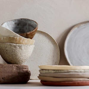 Juego de vajilla de gres hecha a mano: platos y cuencos rústicos mate