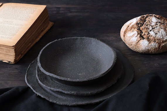 Piatti in ceramica realizzati a mano, set di stoviglie in gres per uno  stile culinario, piatti neri opachi per foto di cibo -  Italia