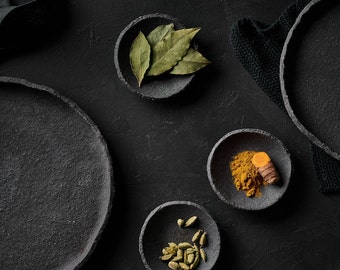 Ensemble de vaisselle noir mat et petits bols pour la photographie d'ambiance sombre | Accessoires pour photos culinaires, vaisselle unique faite à la main pour photos culinaires