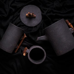 Teiera nera fatta a mano con manico in legno, teiera decorativa per fotografie di still life, teiera in ceramica per fotografie di cibo immagine 6