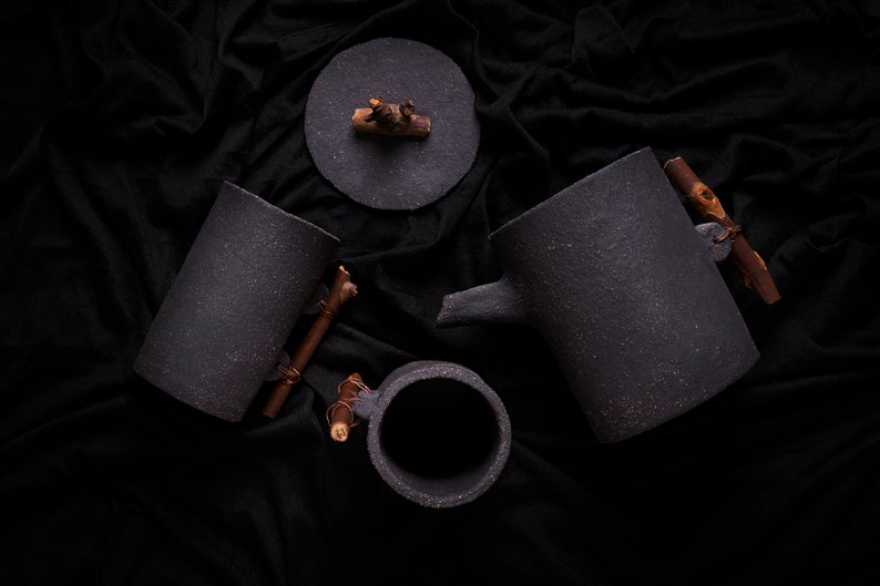 Teiera nera fatta a mano con manico in legno, teiera decorativa per fotografie di still life, teiera in ceramica per fotografie di cibo immagine 6