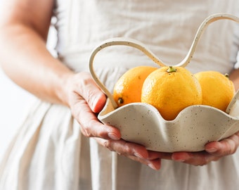 Ciotola per frutta in ceramica con manico, Cestino screziato in gres con manico a spirale, Ciotola in ceramica fatta a mano per immagini di cibo