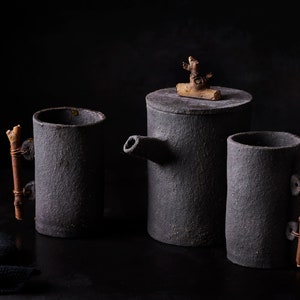Théière noire faite à la main avec poignée en bois, Théière décorative pour la photographie de natures mortes, Théière en céramique pour la photographie culinaire image 1