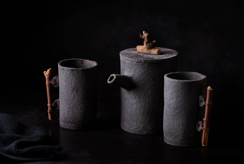 Teiera nera fatta a mano con manico in legno, teiera decorativa per fotografie di still life, teiera in ceramica per fotografie di cibo immagine 1
